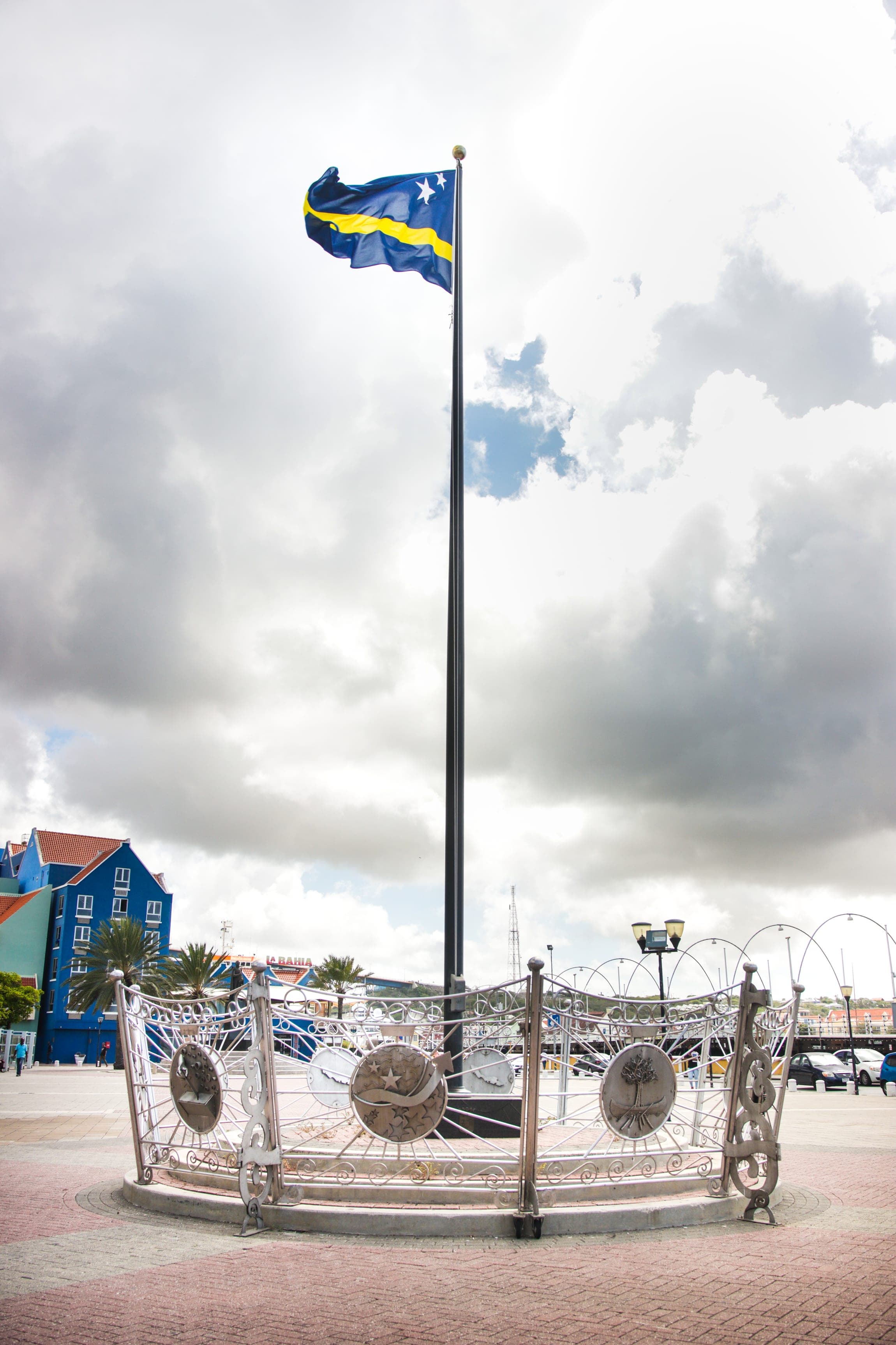 History in Motion surrounding the Curaçao flagpole at Brionplein